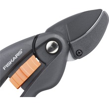 Detailný záber záhradníckych nožníc s logom Fiskars