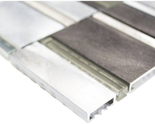 Detail mozaikovej dlaždice so sklenenými a hliníkovými prvkami