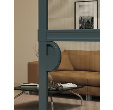 Detailný pohľad na rolovaciu sieť proti hmyzu do okna so sivým rámom