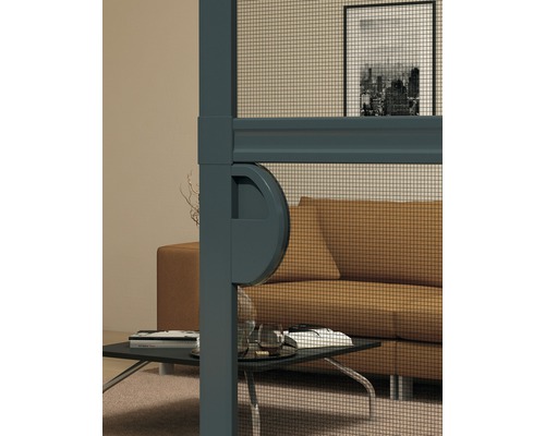 Detailný pohľad na rolovaciu sieť proti hmyzu do okna so sivým rámom