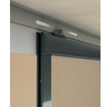 Detail posuvných dverí so sieťou proti hmyzu a vodiacou lištou