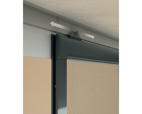 Detail posuvných dverí so sieťou proti hmyzu a vodiacou lištou