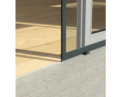 Detailný pohľad na dvere proti hmyzu so sieťou proti hmyzu