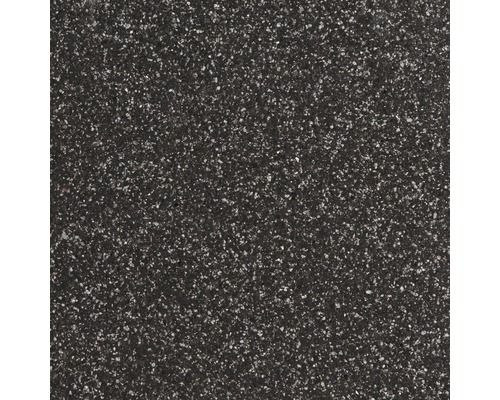 Detail tmavého povrchu striekanej omietky