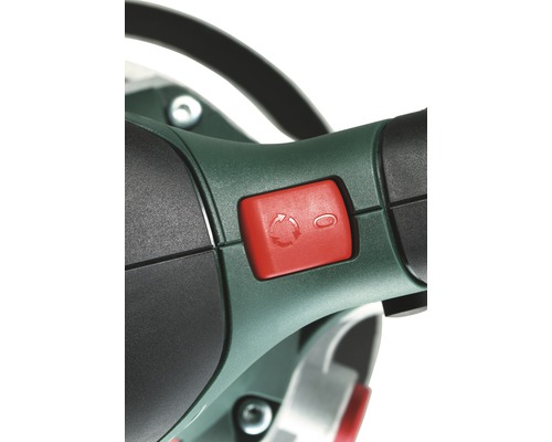 Detail červeného spínača nožníc na živý plot