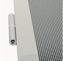 Detailný pohľad na sieť proti hmyzu s rámom a závesom