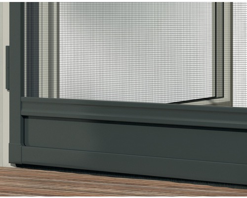 Detailný pohľad na dvere proti hmyzu s jemnou sieťou