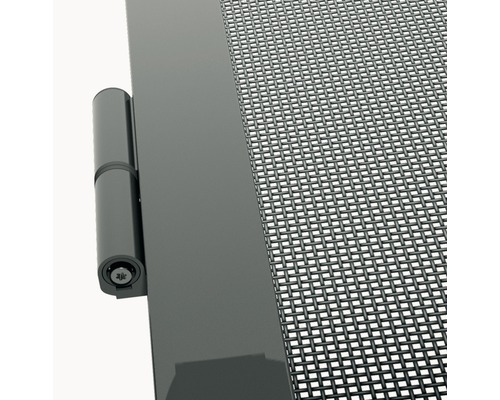 Detailný záber kovového plota s pletivom a pántom