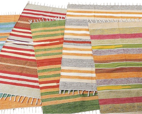 Rôzne pruhované koberce s strapcami