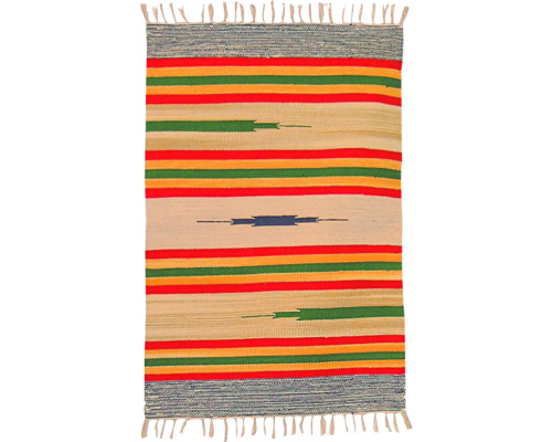 Koberec s pruhmi a strapcami