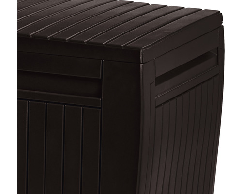 Detailný pohľad na plastovú záhradnú truhlu s rebrovaným povrchom.