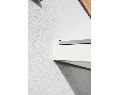 Detail bieleho upevnenia markízy na stene