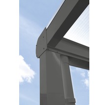Detailný pohľad na terasový prístrešok so stabilnými stĺpikmi a priehľadnou strechou