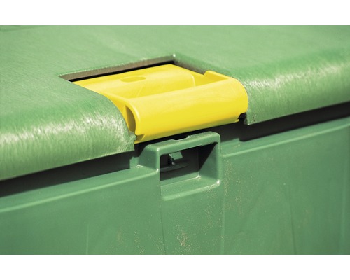 Detailný pohľad na zelenú záhradnú truhlicu so žltou rukoväťou