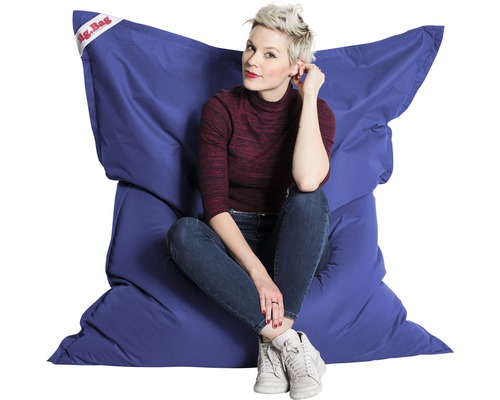 Žena sedí na modrom sedacom vaku Big Bag