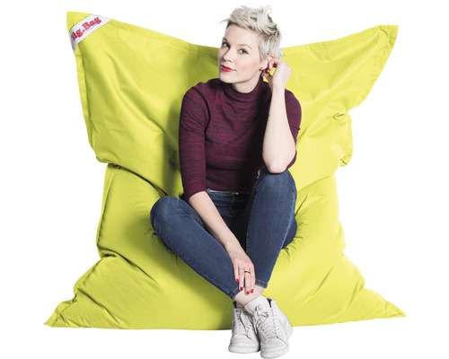 Žena sedí na sedacom vaku Big Bag