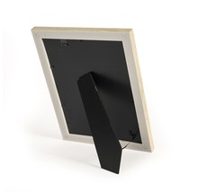 Pohľad zozadu na fotorámik so stojanom