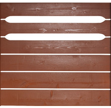 Drevený plot s vodorovnými doskami a medzerami