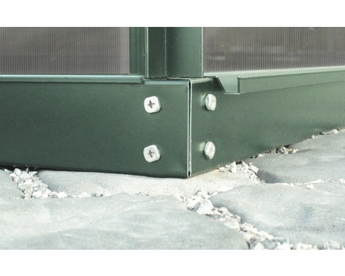 Detailný pohľad na základňu skleníka so skrutkovým upevnením