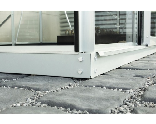 Detailný pohľad na základ skleníka na kameňoch