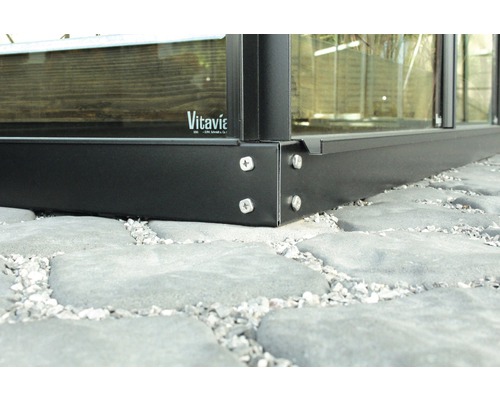 Detail rohu skleníka so skrutkami