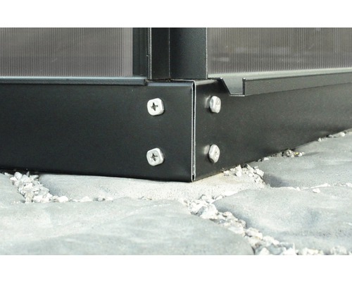 Detail konštrukcie skleníka so skrutkami na kamennej podlahe