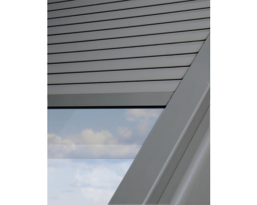 Detail strešného okna so žalúziou