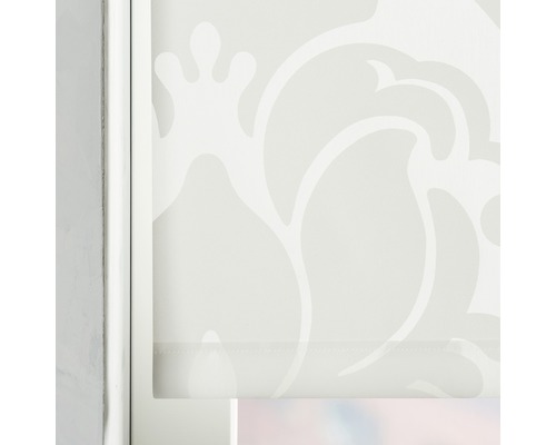 Roleta s kvetinovým vzorom na okne