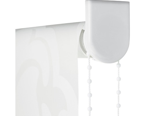 Detailný pohľad na bielu roletu s bočným reťazovým ovládaním