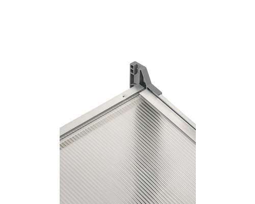 Detail skleníkovej dosky s hliníkovým rámom a rohovým konektorom