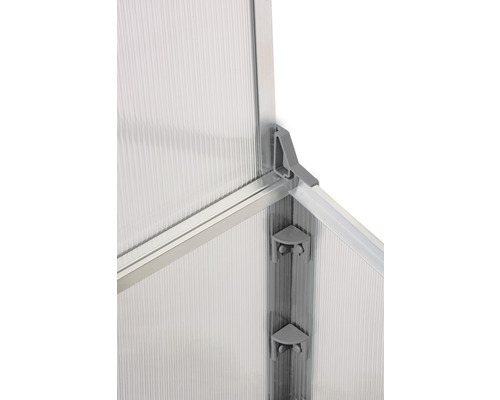 Detail rohu skleníka s polykarbonátovými doskami a hliníkovým rámom