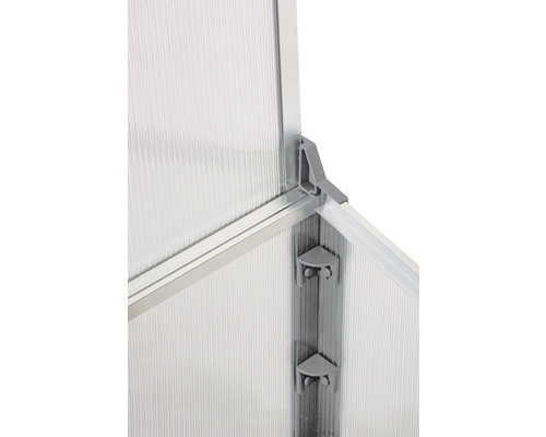 Detail rámu skleníka s konektormi.