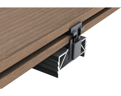 Detailný pohľad na terasovú dosku s upevňovacou sponou a spodnou konštrukciou