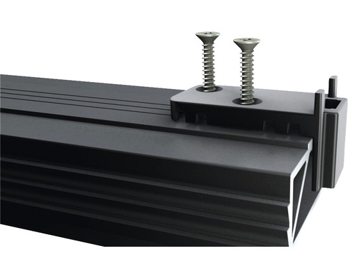 Detailný pohľad na čiernu hliníkovú lištu so skrutkami