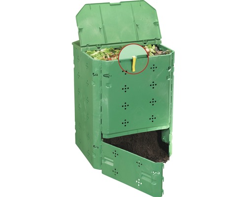 Kompostér s otvoreným vekom a výklopnými dvierkami plný záhradného odpadu