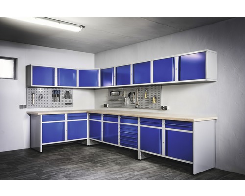 Dielňa s modrými dielenské skrine, ponkom a stenou na náradie