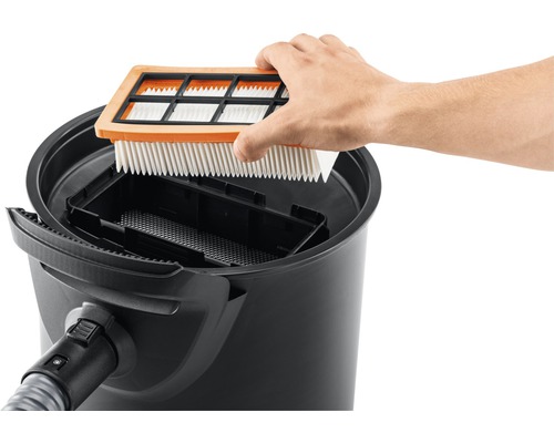 Muž vkladá filter do vysávača.