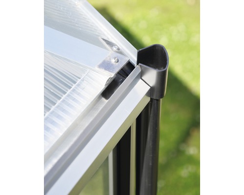 Detailný pohľad na skleník s hliníkovým rámom a odkvapom