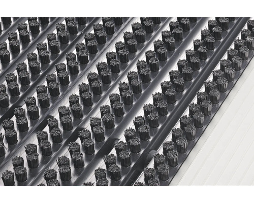 Detailný záber rohožky s kefovými vložkami