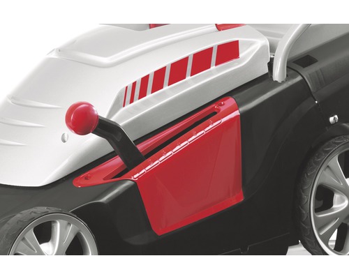 Detailný pohľad na kosačku na trávu s červenou pákou na nastavenie výšky kosenia