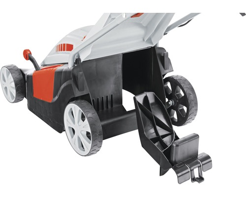 Kosačka na trávu s otvoreným košom na trávu na údržbu trávnika