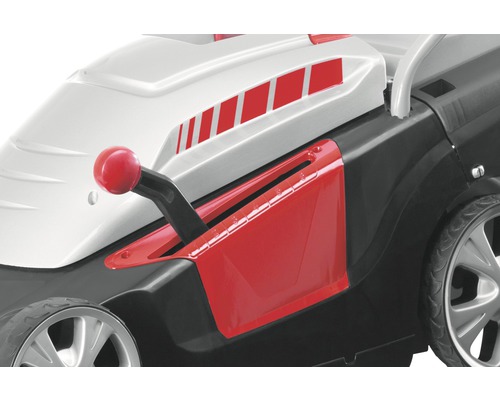 Detailný pohľad na kosačku na trávu s červenou pákou na nastavenie výšky kosenia