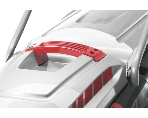 Detail snehovej frézy s červenou rukoväťou