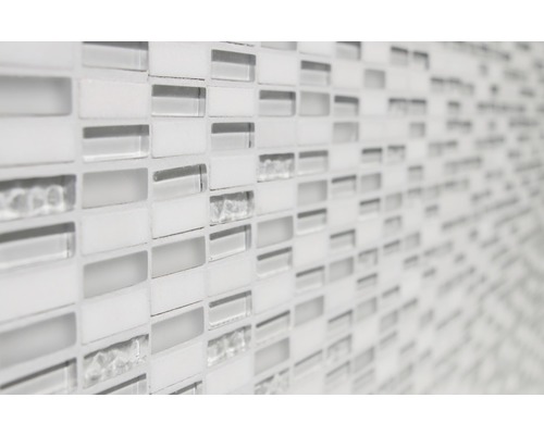 Mozaiková stena s obdĺžnikovými sklenenými a keramickými dlaždicami