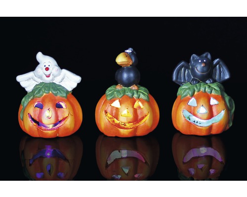 Tri halloweenske tekvicové lampáše s dekoráciami duchov, vrán a netopierov