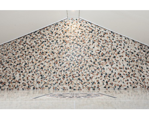 Obklady stien a podláh s mozaikovým vzorom v miestnosti