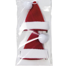 Dve červené vianočné čiapky s bielym lemom z umelej kožušiny v priehľadnom obale.