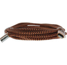 Svinutý nabíjací kábel USB s textilným opletom so vzorom cik-cak a dvoma rôznymi konektormi.