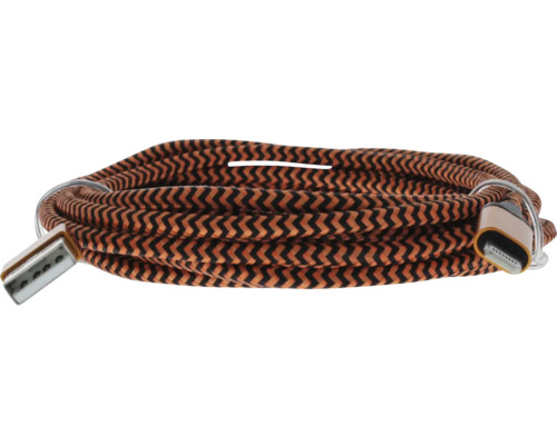 Svinutý nabíjací kábel USB s textilným opletom so vzorom cik-cak a dvoma rôznymi konektormi.