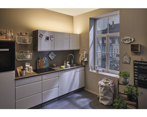 Svetlá kuchyňa s modernými skrinkami, drezom a dekoráciou